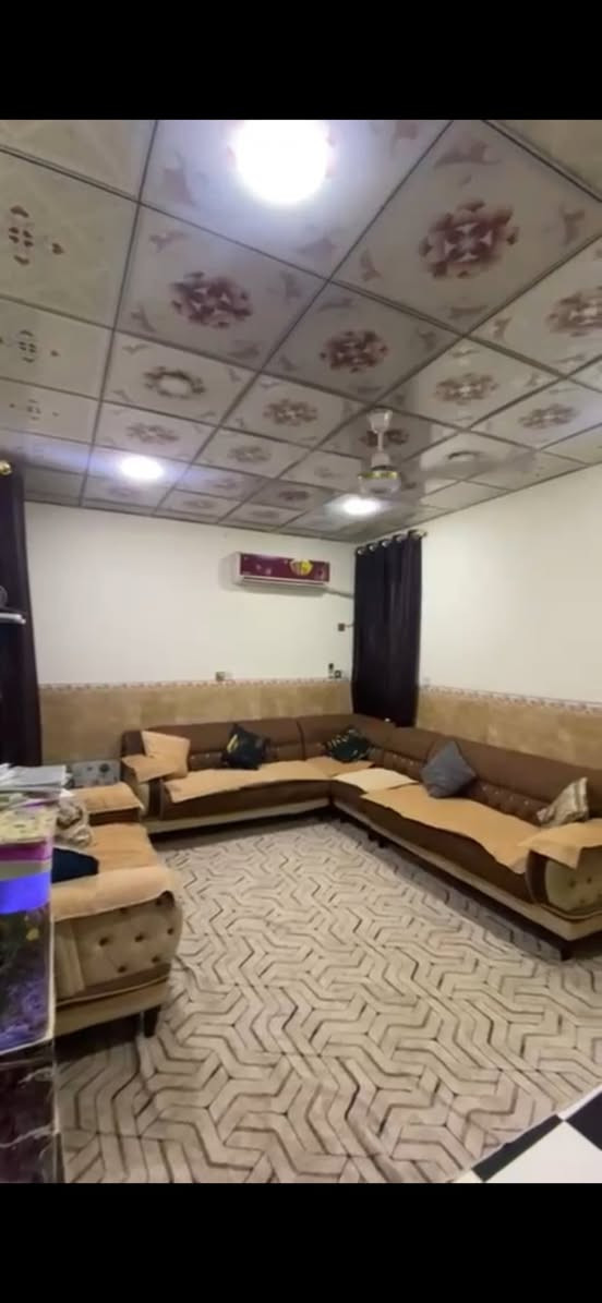 السلام عليكم دار للبيع في الرميثه حي الحسين قرب مدرسه المروج اول بيت بالفرع طابو صرف بسمي مساحه ٢٢٤ متر بي براني ٦*٤ وغرفه ٤*٣ونص وغرفه ٥*٤وهول ٤وفي ٤ونص  مطبخ ٥*٣ تهويه خلف البيت بيه حمام  البيت عكاده السعر ١٢٠ وبي مجال بيع مراوس عادي اي استفسار واتساب او اتصال ع هذا الرقم***********
