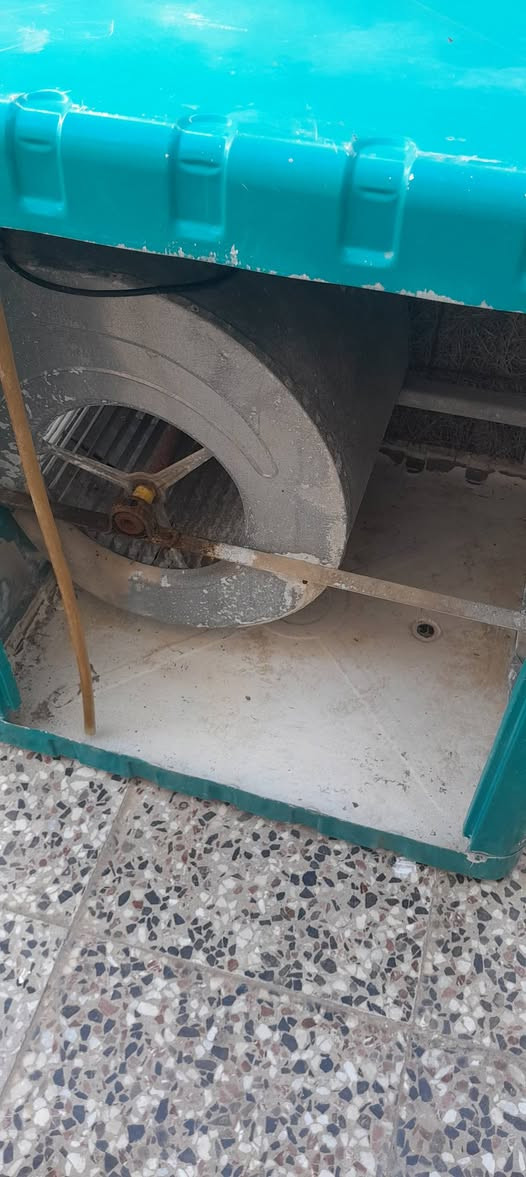 مبردات عدد ٢ ماطور سرعتين باب بلاستك نظيفات كلش مابيهن زنجار مستعملات قليل واني صبغت الحوض حتى ما يصير بيه املاح وزنجار  وحدة نقص واتربم وحدة نقص واتربم وقايش سعرهن ١٢٥ الف وماطور سرعتين نظيف كلش سعره ٢٥ الف نهايته بغداد ***********
