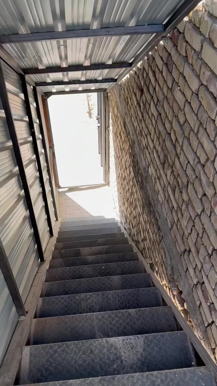 دار للإيجار – طابق ثاني معزول بالكامل
 • الموقع: قريب من المدرسة القومية،
 • المواصفات:
 • 3 غرف كبيرة
 • صالة واسعة
 • مطبخ
 • صحيتان (حمام + تواليت)
 • خدمات الطابق:
 • كهرباء مستقلة
 • ماء مستقل
 • سطح خاص للطابق الثاني
 • عزل تام لضمان الراحة والخصوصية
للتواصل والاستفسار              ***********
