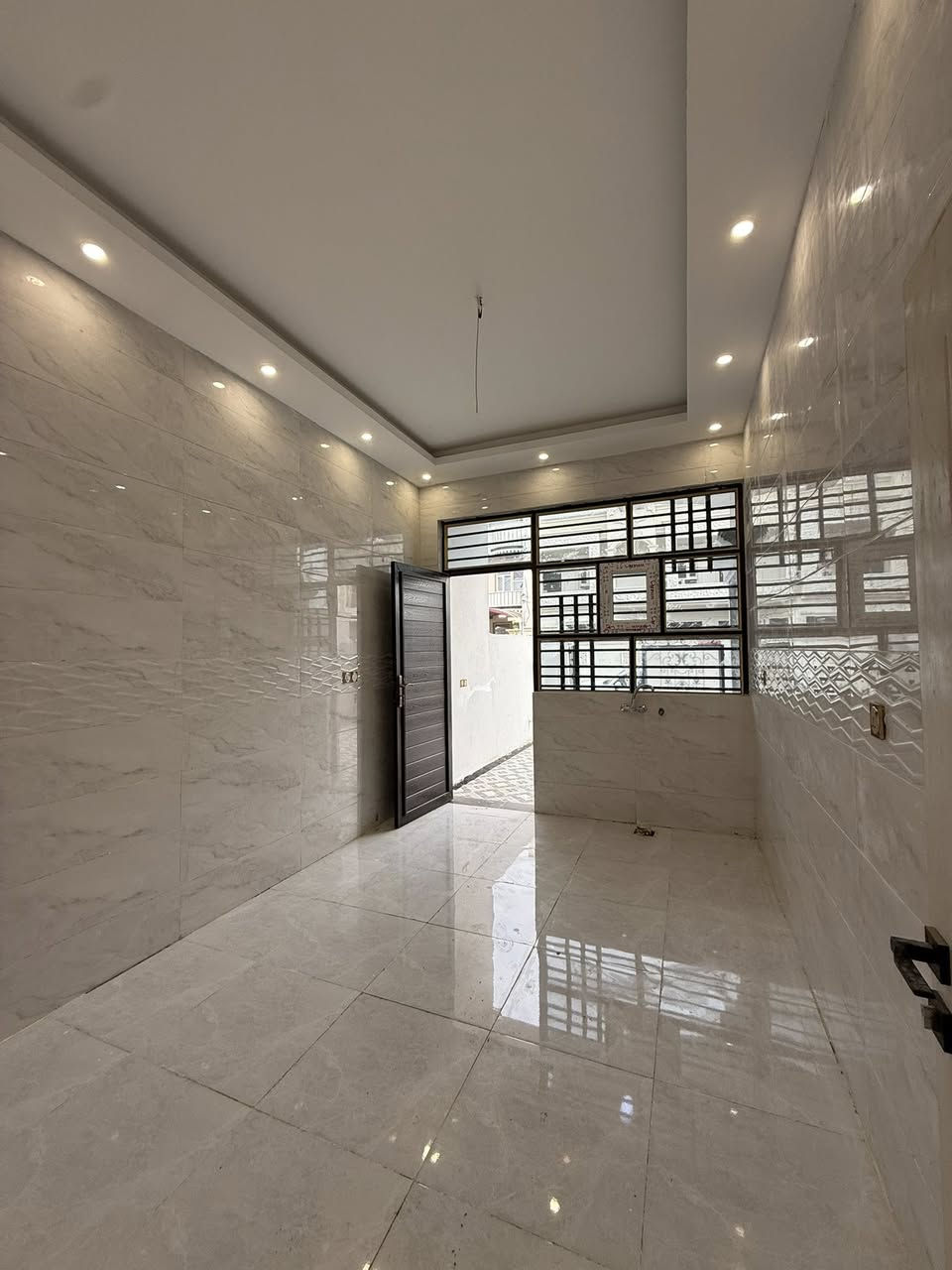 دار للبيع الديوم التصنيع
الدار قريب جدا من شارع ٦٠ الرئيسي
مساحة ١٥٠ متر واجة ٧ ونص نزال ٢٠ متر
الدار صفر طابقين
٣ غرف نوم 
٣ مجموعات صحية
صالة واستقبال ومطبخ وكراج
السعر ١٠٥ مليون وبي مجال
للاتصال ***********
مكتب يوسف للعقار
