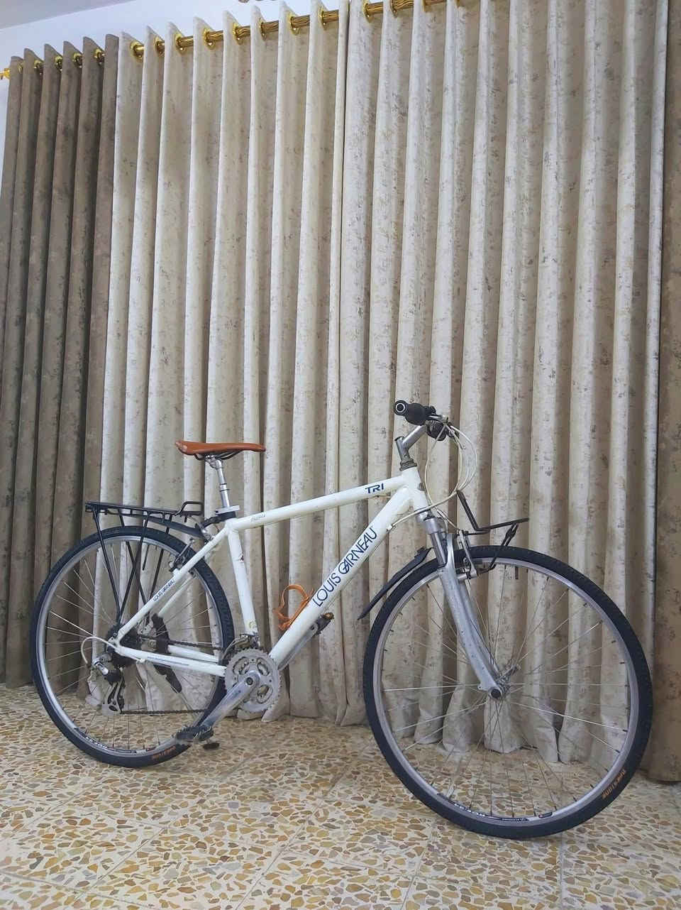 دراجة نوع 700c ترحال ماركة LOUIS GARNEAU لويس كندي غني عن التعريف نظافة 95/% 

معدن فول المنيوم 
                         سستم شيمانو كامل 
                                                    دشالي 3امامي 8خلفي

دبل امامي سلس بالسياقة + دبل بالسرج 

                                                       نظام الويالة كمبليون

السعر 150الف وبي مجال 

((العنوان/بغداد/البلديات)) رقم الهاتف ***********
