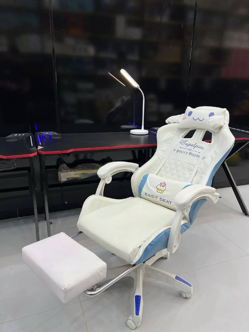 كرسي كيمنك 
1_يد ثابت
2_يتحمل 120 كيلو
3_يصعد وينزل
4_ينحني 135 درجة
السعر 105 الف مع التوصيل *********** واتساب
