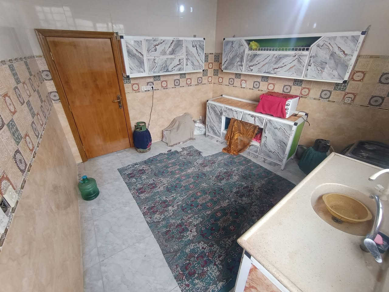 بيت مساحة 100 متر طابق ونص في كربلاء
يبعد عن الأمام الحسين (ع) 4 كيلو متر 
موقع البيت مميز قرب شارع طويريج حلة طريق الزوار 
واجهة 9.5 نزال 14.5
الطابق الاول بناء طابوق
السعر: 115 مليون وبي مجال
للاتصال: *********** 
يحتوي على: 
استقبال 5×4
مطبخ 3×4
صالة الطابق الارضي 4×6
صالة الطابق الثاني 4×6
غرفتين نوم: 
غرفة الطابق الارضي 4×5 
غرفة الطابق الثاني 4×5
حمام الطابق الارضي 1.20×1.80 
حمام الطابق الثاني 1.20×1.80
ومتوفر بالقرب منه كافة الخدمات: 
ماء - كهرباء - شارع تبليط
مركز صحي(مستوصف مدينة الزائرين)
(جامعة كربلاء)
 (مدارس - ابتدائية - متوسطة - اعدادية)
للاستفسار: الاتصال على الرقم ***********
او مراسلة الصحفة. 
ويمكنكم الاتصال او المراسلة واتساب على نفس الرقم .

العنوان: كربلاء شارع طويريج حلة (طريق الزوار) قرب جامعة كربلاء
