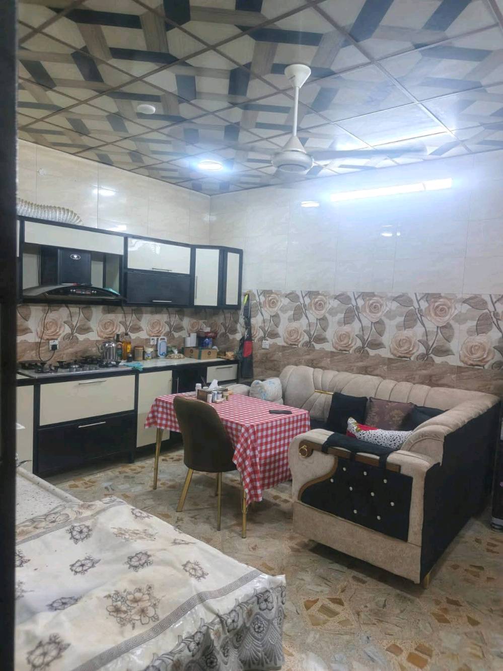 سلام عليكم 
دار للبيع
مساحة 200م
10×20
طابقين 4 غرف نوم صحيات 2 شقوف ثانوية طابقين 
ابواب قاصة 
الارضيات كاشي كل البيت 
المجاري منهول سبتتنك
الاناره بوري دفن قابله للتبديل 
الشبابيك بلاستك وكتائب حديد 
كراج وحديقة 
ممرات خارجية خلف البيت 
السطح شتايكر 