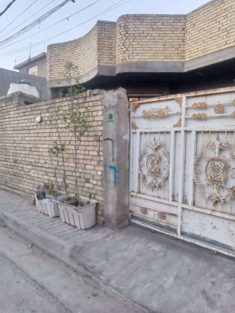 البيت للبيع المساحه 200متر بي كراج چبير اربع غرف طبقين العنوان مدينة الصدر حي طارق القديم للستفسار ***********
