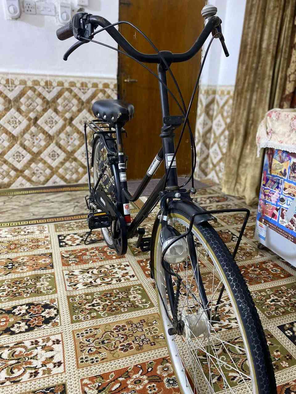 السلام عليكم بايسكل بناتي بدال حساس بريكات كامله نضيف مو يم الحجي لون اسود بايسكل حاوي ما صارله سنه من طالع من حاويه واتساب *********** السعر 80 وبي مجال للطيبين
