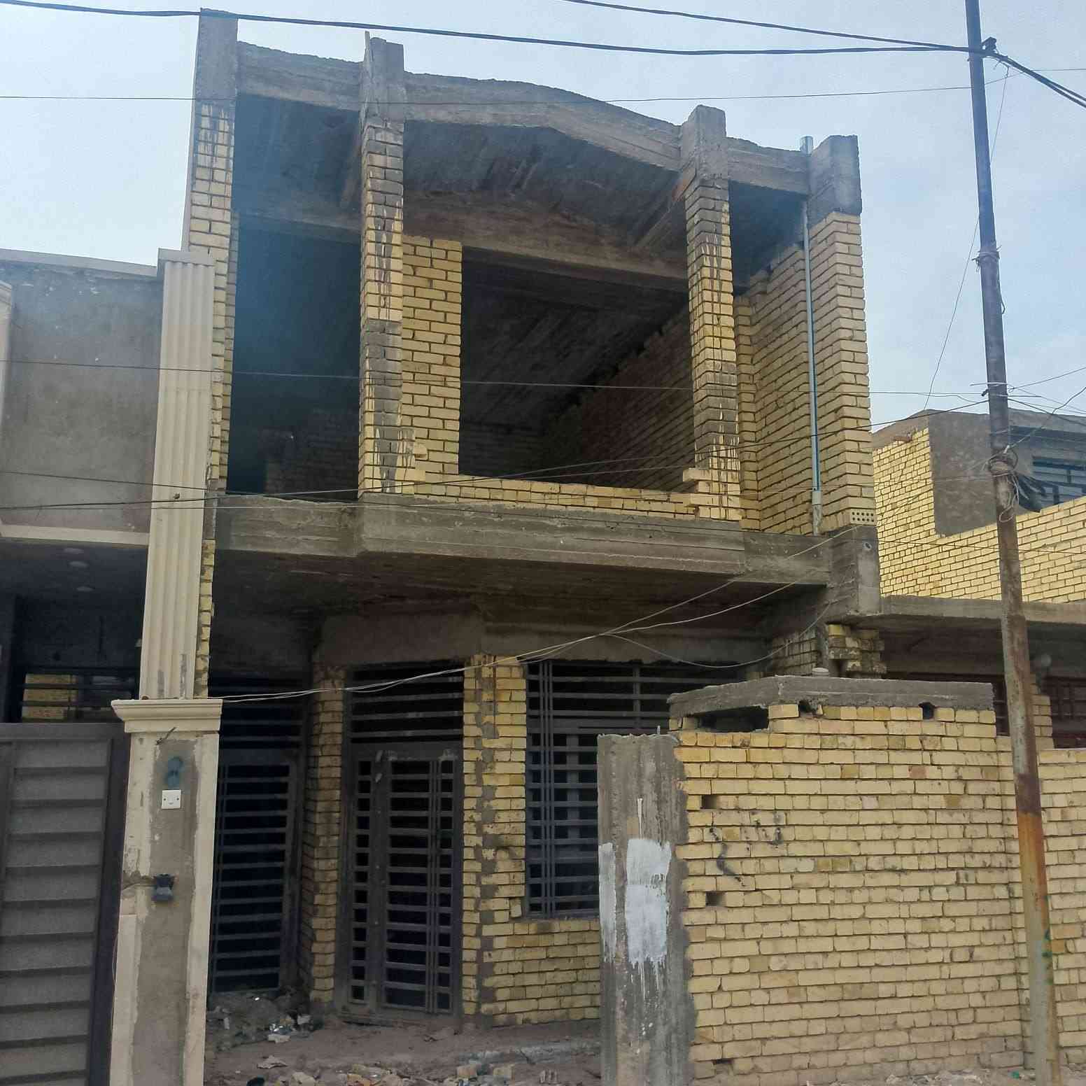 السلام عليكم هيكل طابقين  100متر الواجهة 5والنزال20 زراعي اقرار محكمه سند 25 يتكون من مدخلين استقبال وصاله مطبخ وصحيات وغرفه الطابق الاول 3غرف نوم في طابق ثانيي
كفائات السيديه بضهر كليه السلام الخدمات ماء مجاري كهرباء الشوارع تبليط المنطقه سكنيه 

السعر ٧٥ وبي مجال بيها مكاتبه واقرار محكمه

***********☎️وات ساب 

*********** اتصال ع خط
