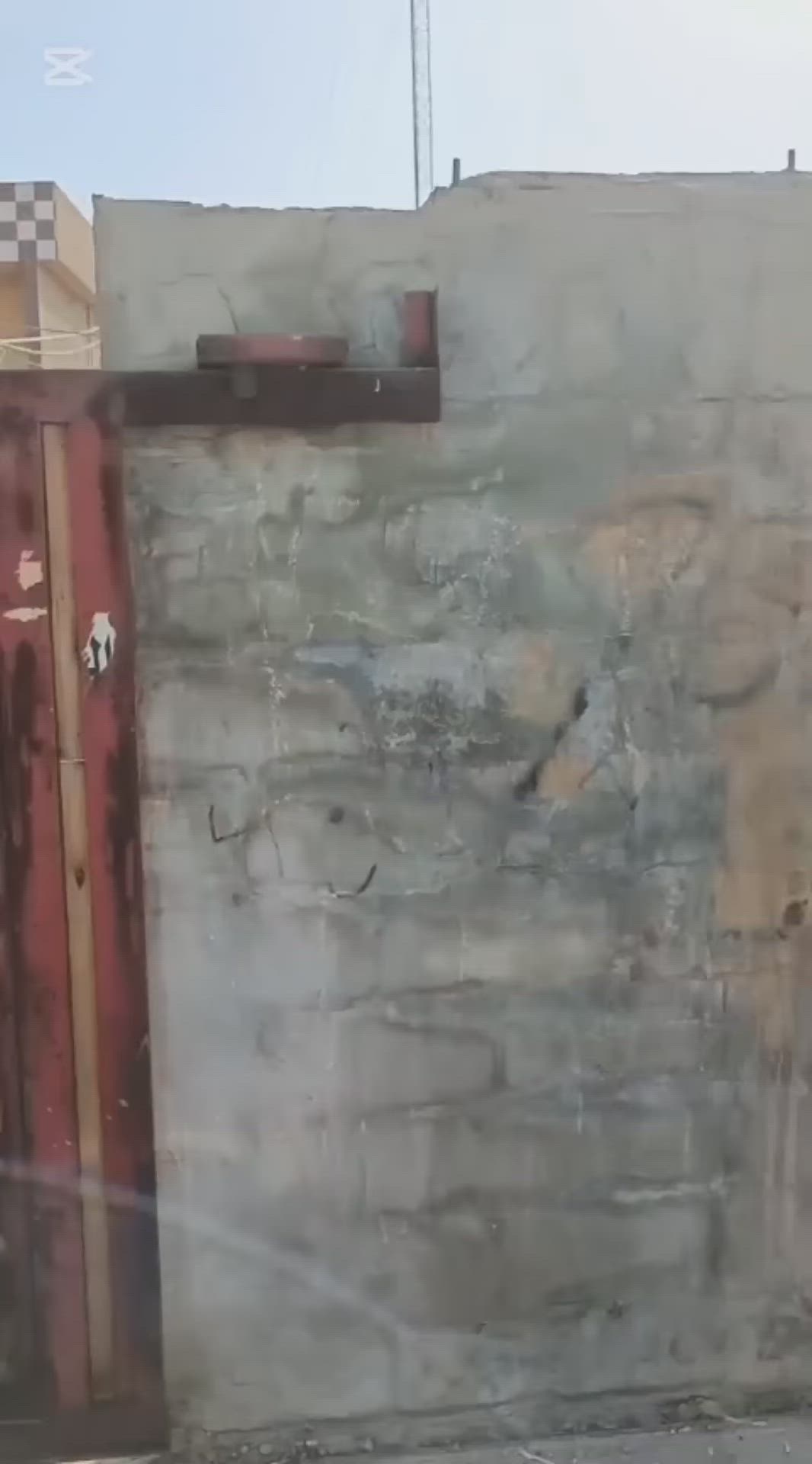 نص دونم  بي بيتين للبيع البيت يحتوي على أربعة غرف نوم اثنين في الطابق الاول واثنين في الطابق الثاني معزول درج خارجي الطابق الاول كامل بس نقص كاشي والطابق الثاني هيكل 
 البيت مبني طابوق يحتوي على ثلاثة غرف نوم واستقبال ومطبخ وصاله كامل كاشي وسيراميك
سعره 280وبي مجال واجه 25و نزال 50
دوره هورجب قرب بازين خانه محطت اضواء سند 25قرار قاضي ع محموديه 
***********اثير
***********كورك

