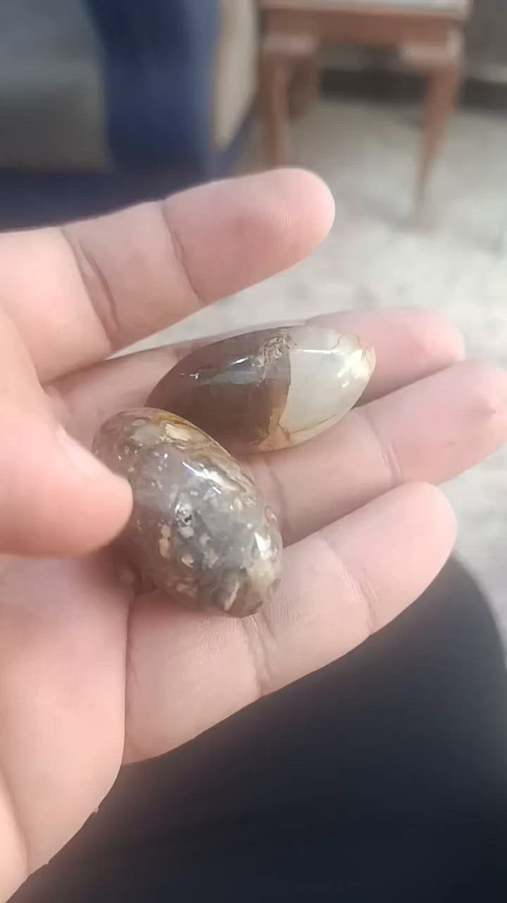 خرزتين نثيه وفحل   قديمات
حجر طبيعي  
السعر 75 الف وما ابيع  شغل وما شغل هوه كل حجر بي سر وشكرا 
***********
