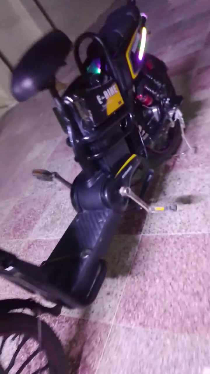 سلام عليكم باسكل🚴 شحن للبيع 
المواصفات 
لون اسود ⚫
يشحن بلبايدر وبطاريه
بي سماعات ويربط البلوتوث
ضوء ثلجي☃️🗻
اشاير يمنى يسرى 
بي 4بطاريات 🔋
ما مستعمل أقل من شهر واستعماله قليل 
الباسكل كلش نضيف تعال وفحص بيدك
العنوان حله حي الامام علي قرب شارع المطبات 
سعره 400 وبي مجال وبيك خير وتدلل 
الاستفسارات الباقيه علئ الخاص 
الرقم*********** بي واتساب فقط📞
الثاني/ *********** بي واتساب واتصال📞
