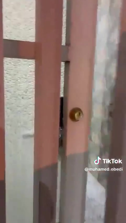 يوجد بيت 75متر تجاري سكني ايجار زيونه 710يحتوي على مطبخ مفتوح على صاله 3طوابق 3غرف نوم خدمات ايجاره مليون تصوير وتساب ***********

