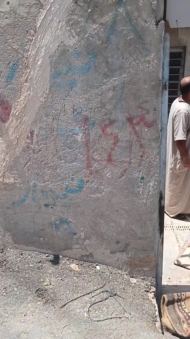 السلام عليكم بيت زراعي مساحة(114 م) مربعة الواجهة (8)
يحتوي على 4 غرف + حوش+ صالة + ملاحق كاملة 
حي طارق الوسط بيت ناصي عن الشارع بسبب التبليط منطقة كاملة الخدمات مع تبليط جديد والبيت فارغ سعرة 41 مليون 
للاسفسار ***********
