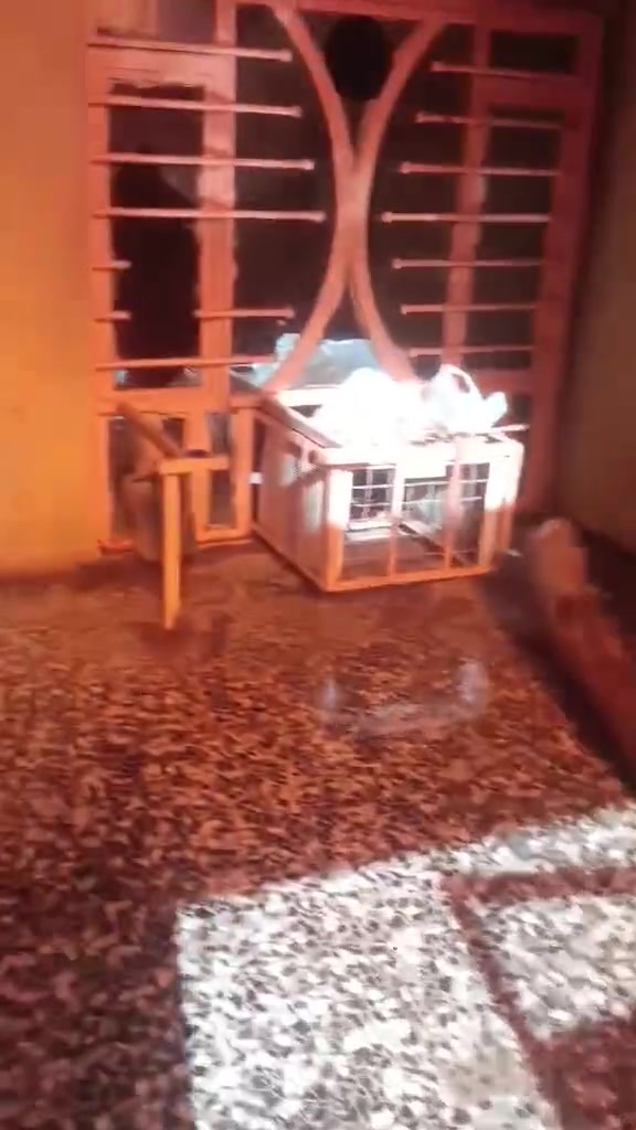 السلام عليكم 
بيت للايجار يحتوي على استقبال وكراج وصحيات في الطابق الارضي وغرفتين نوم ومطبخ وصحيات في الطابق الثاني مطلوب عائلة صغيرة العنوان  الزعفرانية نهاية اربع شوارع الجواهري شارع صيدلية السلامة مقابل أفران الصمون الاتصال بالواتساب *********** او على الماسنجر
