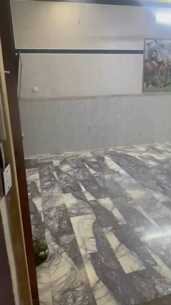 سلام عليكم بيت للبيع زراعي المساحه 400 متر بناء طابق واحد غرفتين نوم صاله كبيره ستقبال كبيره كراج وحديقه ترك كبير تصير بي غرفتين وترك صغير  عنوان البيت حي طارق القديم خلف سيطره الثانيه  لاستفسار ***********
