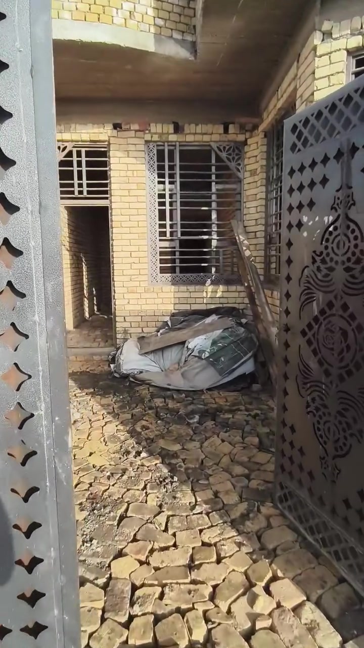 السلام عليكم
هيكل للبيع المساحة 150متر 
مقاطعه27بناء جديد يتكون الطابق الأول 
غرف النوم ثنين وصاله ومطبخ وستقبال وصحيات دخليه وخارجيه 
الطابق الثاني اربع غرف وصاله وصحيات 
رابع بيت عن شارع اربعين قرب المدرسه الصينيه 
الستفسار واتساب ***********
