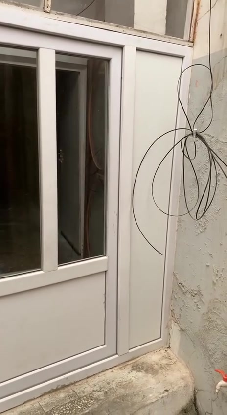 بيع مستعجل!!!
قاطع فاصل متكون من قطعتين القطعة الاولى قياسه ٣ أمتار واشويه والثاني ١،٦٥ تقريبا وارتفاع ٢متر تقريبا ويحتويان على باب وجام 
والبلاستك الأصلي الأولي نظيفات جدا 
 السعر / ١٧٥ بيها مجال اشويه .
ملاحظه /الشراي هو يجي يفتحهن لان مشدودات .
كركوك ***********
