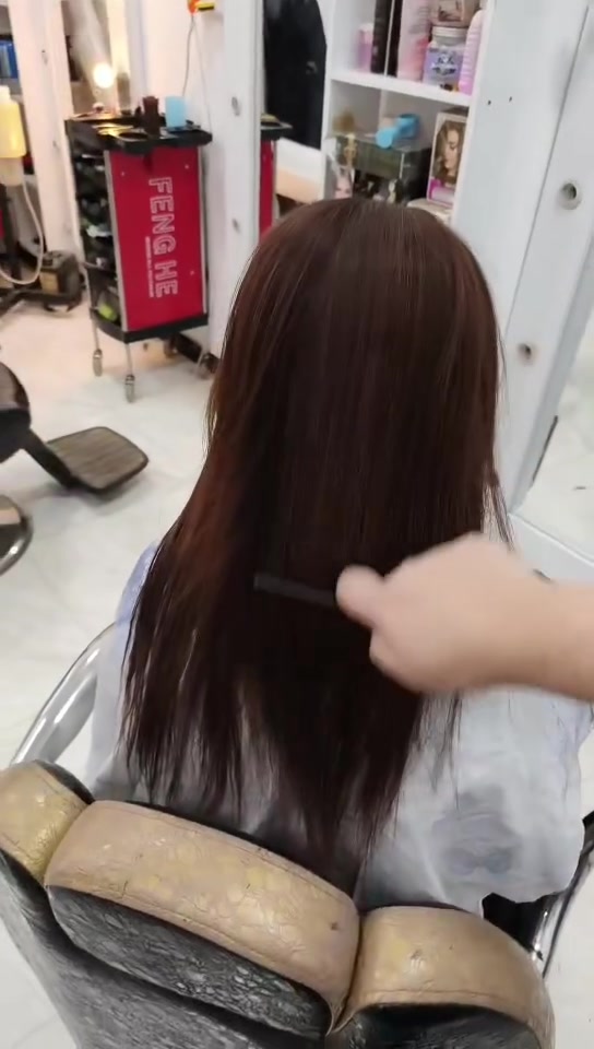 بنوتات لي حابه اسويلها عروض ع تسريح هاي هديه الكم لمده اسبوع فقط مركز رودينا للتجميل 
شعر القصير 50
شعر الوسط 75
شعر طويله مو كلش حيل 100 
الماده الاصليه ضمان سنه الحجز والاستفسار ***********
هذا تسريح كدامكم ينغسل يمي بصالون ميضل يوم يومين تحياتي للجميع الحلواات هبهب احبكم
