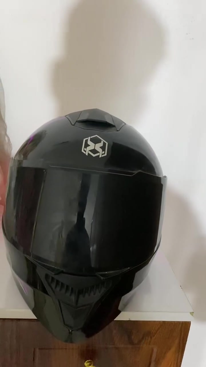 خوذه للبيع جامه سوده وبيضه فتحات تهويه من فوك بكلايت خلفي رماش وثابت بلوتوث داخلي قوي مكاني ناصريه ***********
