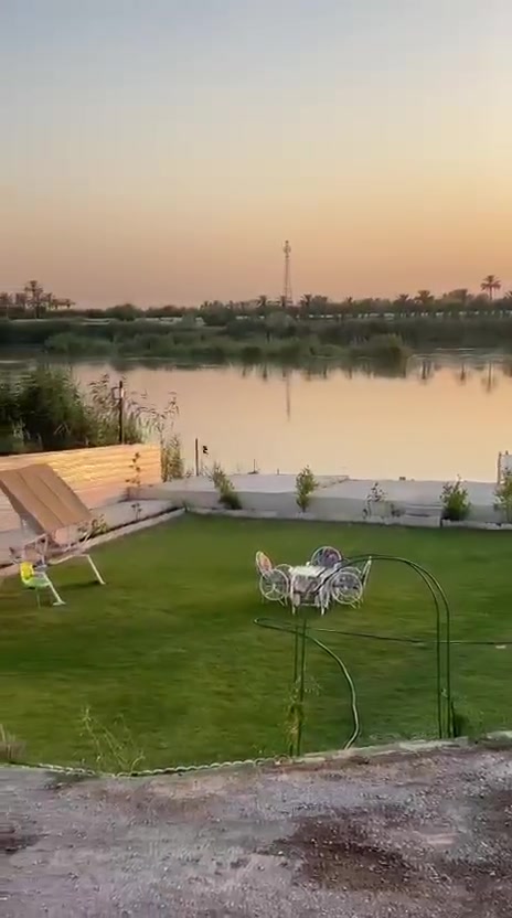 العنوان: ☀️ الجمعة الجاية وين؟ مالها غير سفرة للمدائن! 🚗💨
لا تدوخون وتقدمون وتأخرون.. أحلى وأرتب مزرعة شاطئية في سلمان باك صارت جاهزة لاستقبالكم! مكان يجمع بين هدوء الشاطئ وجمال الطبيعة بتصميم حديث ومريح.
🔹 مميزات المزرعة:
 🌊 شاطئ خاص وإطلالة ولا أروع وجلسات شاطئية مميزة.
 🏠 بناء حديث، غرف مريحة، وصالة واسعة ونظافة على أعلى مستوى.
 👨‍👩‍👧‍👦 مثالية لجمعات العوائل الكبيرة والشباب اللي يدورون ونسة ونظافة.
 🍖 أماكن مخصصة للشواء والمطبخ مجهز بالكامل.
📍 الموقع: المدائن - سلمان باك (قريبة وسهلة الوصول).
💰 الأسعار مناسبة جداً ومنافسة.
📩 احجزوا مكانكم هسة قبل ما تفوتكم الإجازة!
راسلونا على الدايركت أو واتساب: [***********]
