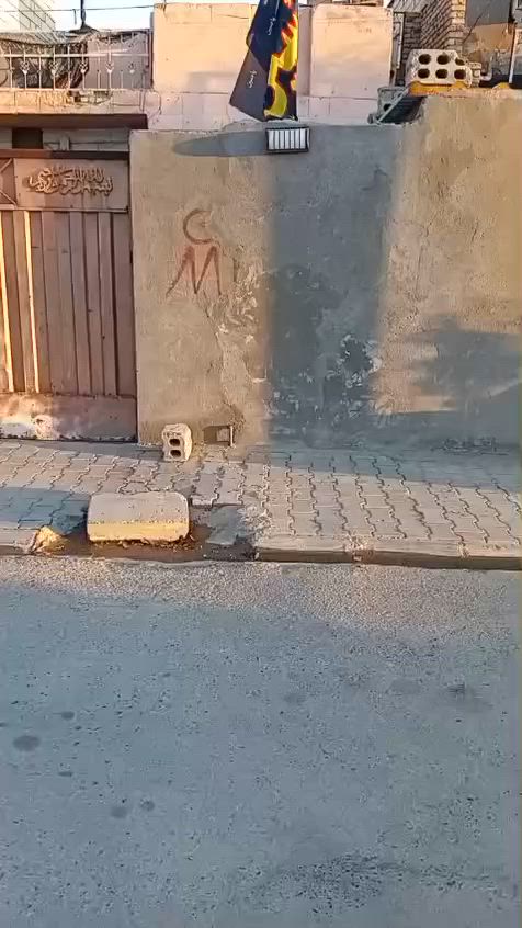السلام عليكم بيت للبيع الديوانيه حي الامين  خدمات كامله ماء مجاري ارصفه تبليط كهرباء النزله الساده الفؤاديين مساحه 200 غرفتين وصاله وبراني ومطبخ وصحيات داخليه وصحيات خارجيه السطح اشتايكر بيت جاهز للسكن سعر 55وبيه مجال رقم *********** وحياكم الله

