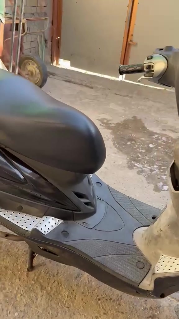 بسم الله الرحمن الرحيم.                                          سلام عليكم : سكنس فحل الدراجه نازل من الرمبه قبل شهر واحد الدراجه فول نضافه ماشيه ٢٩ الف فقط كلش بل الدراجه شغال دبل اشاره الدراجه بس الكابريتر مبدل من الرمبه مو عند مبدل الدراجه بيها أوراق بسمي العوان مدينه الصدر للتواصل على الرقم ***********
