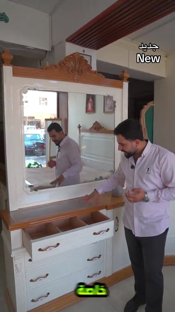موديل أوبال ✨ غرفة نوم مصبوبة صبابة، ضمن الدرجة الفاخرة ومن فئة الموديلات الثقيلة. 💰 السعر: 5,250,000 دينار عراقي المواصفات: * نجارة عراقية 100%. * غرفة 6 أبواب، طابقين ملحق. * الواجهة والداخل 5 ملم سنديان. * جميع الملحقات (الكنتور، زاوية الملابس، الجرباية، ميز المرآة، والكومدينات) بواجهة وداخل 5 ملم سنديان. * قاعدة كبس 5 ملم سنديان . * ظهر الغرفة چرچوبة داخلية شد براغي. * الهيكل بالكامل من خشب الزان 7.5 سم. * لفّ الأبواب والمجرات بالكامل من خشب الزان. * السرير مزود بـ لوحين خشب جام مع بلوك أرضية و8 أرجل لضمان أعلى درجات المتانة. * أرجل الغرفة من حجل خشب زان ثقيل. * طابورية إضافية. الأبعاد: * ارتفاع الكنتور: 2.70 م * عرض الكنتور: 3.60 م * عرض زاوية الملابس: 1.20 م * العمق: 60 سم * الطول الكلي (الكنتور + زاوية الملابس): 4.80 م * الجرباية: 3.00 م * السرير: 1.80 × 2.00 م ⸻ معرض ومعمل الخزرجي للأثاث ✅ الشد والتوصيل مجاناً إلى جميع محافظات العراق. ✔️ تتوفر داخل صالة العرض تشكيلة متنوعة من الموديلات. 📍 العنوان: الحلة – منتصف شارع أبو القاسم، من جهة سوق الحلة الكبير، مجاور عيادة الدكتور مكي الإبراهيمي (طبيب أسنان). 📞 *********** 📞 *********** #معرض_ومعمل_الخزرجي_للأثاث  #اثاث #اكسبلور #العراق #بغداد 
