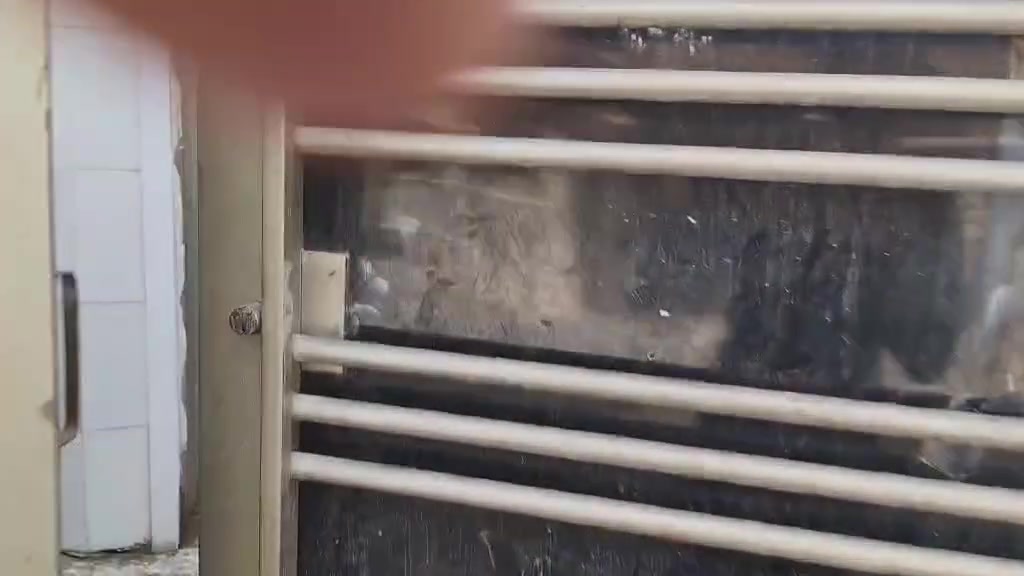 السلام عليكم بيت للبيع الشعب حي المهندسين الزراعي خلف سيطرة الشعب القديمه المساحه 100 متر طابق ونص البيت جديد يتكون من غرفة نوم واستقبال ومطبخ حار وبارد وهول وصحيات والطابق الثاني هول وصحيات ودرج للطابق الثالث  البيت جديد الاستفسار الاتصال على الرقم *********** يوجد واتساب

