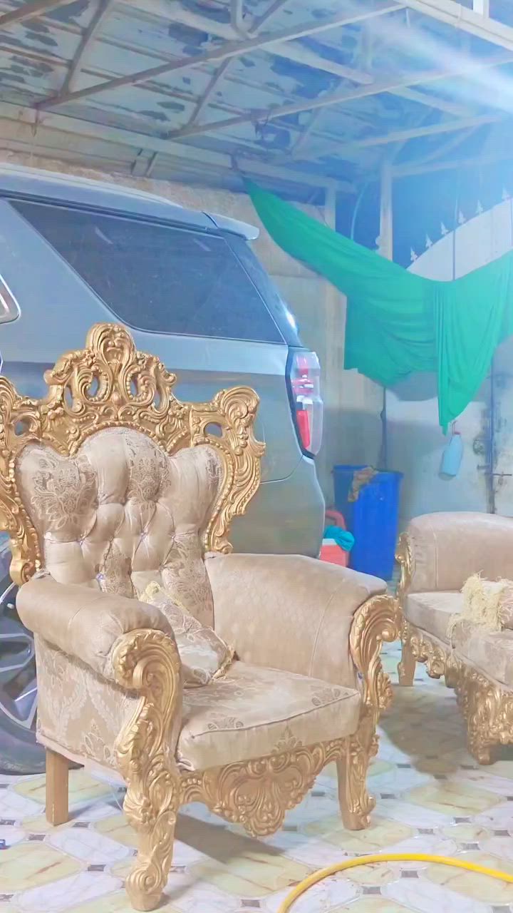 ✨ طقم قنفات (كشنات) ملكي فاخر للبيع بحالة ممتازة جداً ✨
لعشاق الفخامة والذوق الفاخر، متوفر طقم كشنات بتصميم ملكي مميز (ديزاين خاص) مصمم بحرفية عالية ودقة في التفاصيل.
الحالة: شبه جديد، نظافة تامة تتراوح بين 95% إلى 99% (استخدام حشمة ومحافظ عليه جداً).
التفاصيل: خشب متين بطلاء ذهبي ملكي، وقماش فاخر بنقوش كلاسيكية راقية، مريح جداً في الجلوس مع كامل ملحقاته من الطاولات والوسائد.
التكلفة الأصلية للتصميم: 2,300,000 دينار عراقي.
سعر البيع المطلوب: [ 1,300,000] دينار عراقي (قابل للتفاوض البسيط للشراي ).
📍 الموقع: [السماوة /الوركاء حي الشهداء ]
📞 للتواصل والاستفسار: [***********]
التفاصيل والنظافة واضحة تماماً في الفيديو المرفق.
