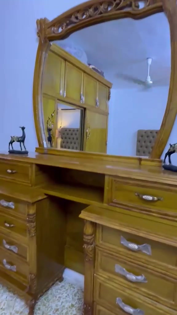 عندي هاي الغرفه للبيع نظافه 100 بل 100 السعر مليون وبي مجال قليل العنوان بغداد الإتصال ***********
