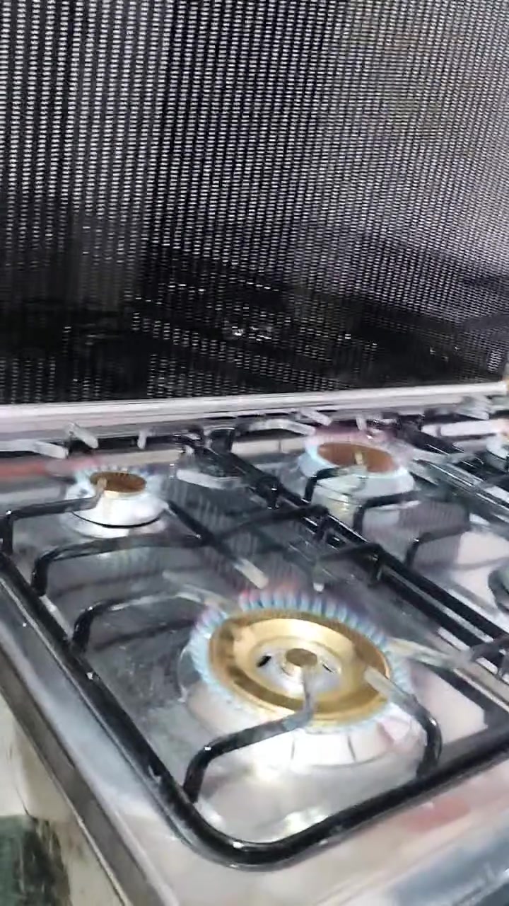 طباخ ست  عيون مصري.. مستخدم نظيف اخو الجديد. شرط الشغل عيون وافران.. للتواصل عالواتساب *********** غير متواجد عالفيس
