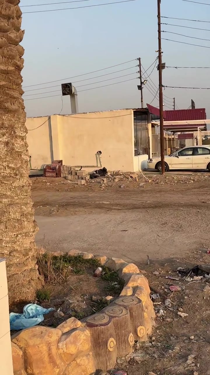 السلام عليكم. محل للبيع او للأيجار مساحته نزال 6 متر والعرض 3متر ونص. مكان المحل الاستداره الثانيه بعد استداره الباب القديم مجاور مطعم كرم اهلنا اوحيدر الكهربائي 
للأستفسار خاص او  الاتصال على الرقم ***********
