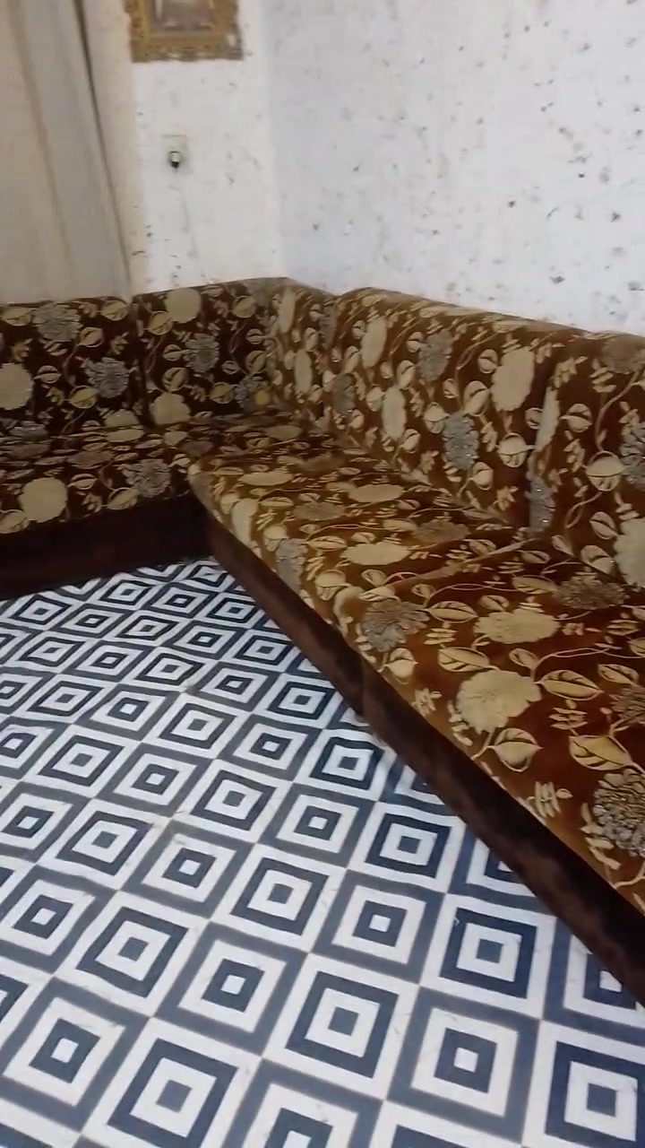 سلام عليكم ديوان للبيع 5قطع نضيف سعره 125 وبيه مجال عنوانه بابل حله رقم *********** واتساب
