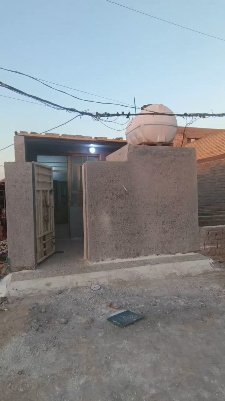 بيت وقف قادري مساحة 50م  واجه 4ونزال 12,5 يحتوي البيت  غرفه 5×4 وصالة 4×4 وطارمة وصحيات ومنور 2×2 البيت بناء جديد جاهز من كل شيء  بس جيب غراضك وكعد البيت بي مي كهرباء تانكي ماطور مي جاهز ربع مذب قبل يومين كمل ترميم بناء جديد العنوان جكوك خلف نهر أول فرع مقابل الكنطرة  و الاستفسار اتصل ***********
