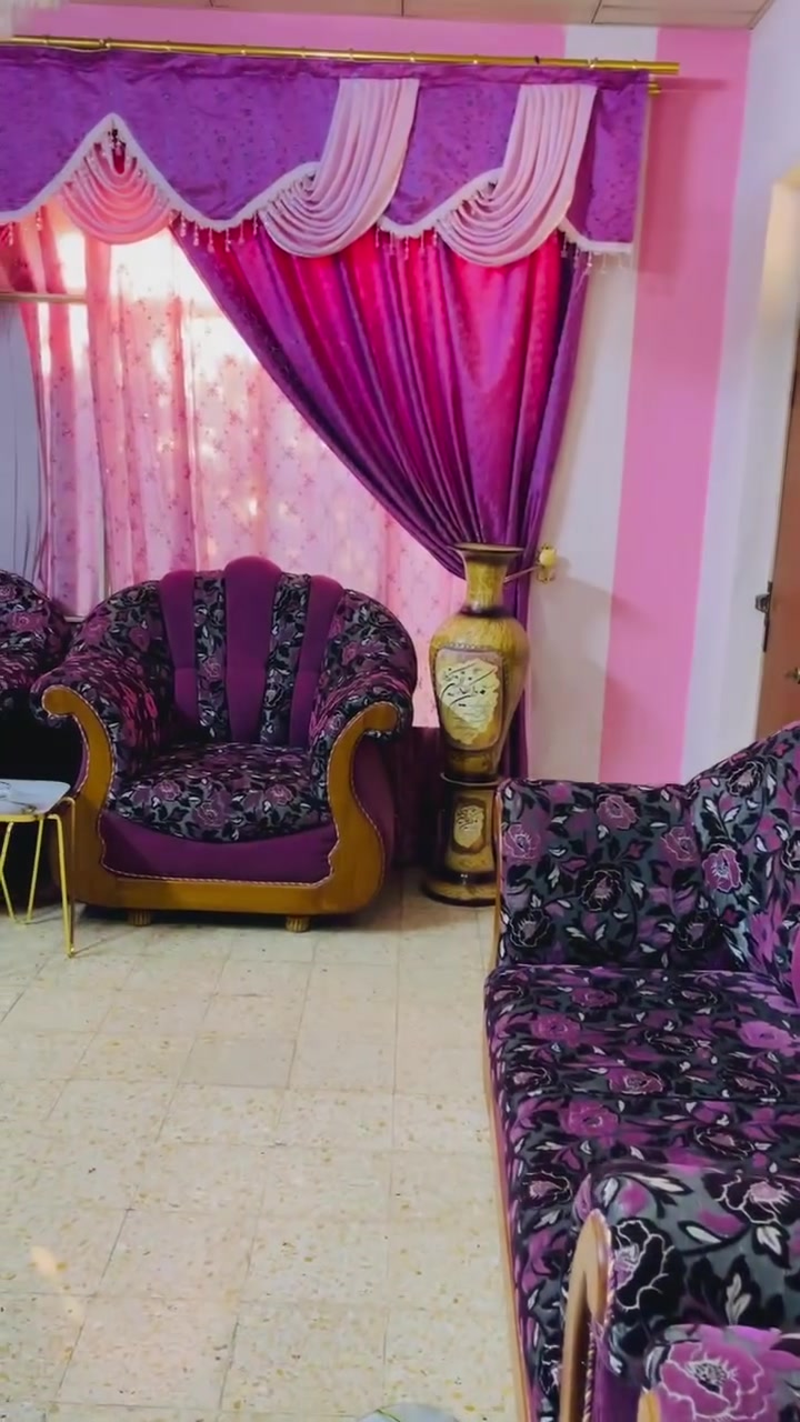 أثاث غرفة جلوس فاخر للبيع بمواصفات استثنائية
إلى أصحاب الذوق الرفيع في الموصل، نعرض لكم محتويات غرفة جلوس راقية بحالة ممتازة وفائقة النظافة (شبه جديدة)، صُممت لتمنح منزلك فخامة تليق بك.
​العرض يشمل القطع التالية المصنوعة من خامات النخب الأول:
​طقم أرائك ملكي: مريح وفخم باللون البنفسجي الساحر. الهيكل مصنوع من أصلب وأمتن الأخشاب، ومبطن بأجود أنواع الإسفنج عالي الكثافة لراحة تدوم، ومكسو بأفخم الأقمشة المشجرة.
​خزانة العرض (المكتبة): قطعة خشبية ضخمة بتصميم كلاسيكي آسر وأرفف زجاجية، مثالية لعرض المقتنيات الثمينة وأطقم الضيافة.
​الستارة المنسقة: حِيكت بتصميم كلاسيكي متقن ليتطابق لونها وتفاصيلها تماماً مع طقم الأرائك.
​ملاحظة هامة: الطاولات الجانبية والمزهرية غير مشمولة في البيع (للعرض فقط).
​الموقع: الموصل
السعر: يُحدد عند التواصل على الخاص.
للتواصل والاستفسار المباشر (اتصال أو واتساب):
***********
***********
