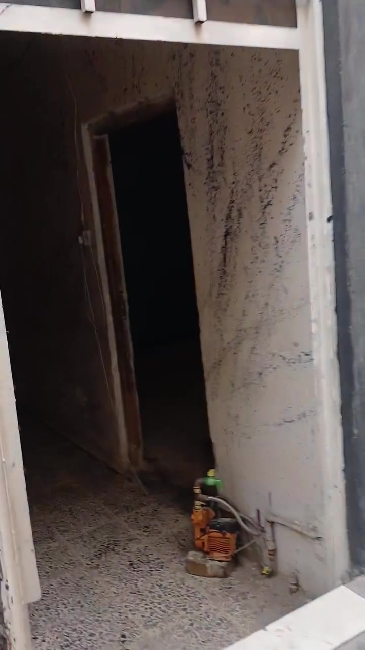 السلام عليكم بيت الايجار يحتوي عله
صاله ومطبخ ومنور وحمام وغرفه بي سخان
والسطح بي غرفه اضافيه سنويج 
الاسكان شارع المستشفى  الايجار ملته ٤٠٠ الف
الاستفسار ***********
