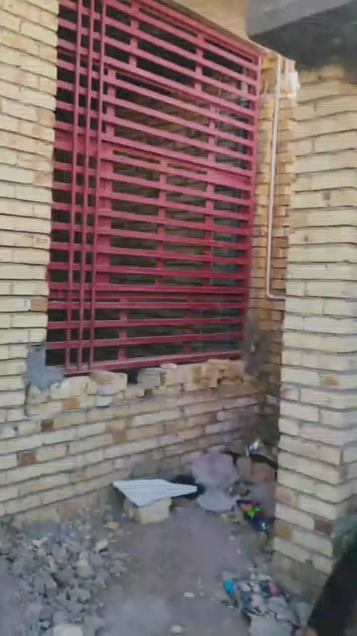 السلام عليكم 
بيت للبيع خلف كراج طريق يا حسين مجمع الهنگاري
مساحة300متر
طابو زرعي سند25
البناء...
 غرف نوم عدد.. 3
صالة عدد... 2
مطبخ حار وبارد
مناور العدد.. 2
ستقبال 
مجمع صحيات 
جميع خدمات
 للستتفسار
(***********)
