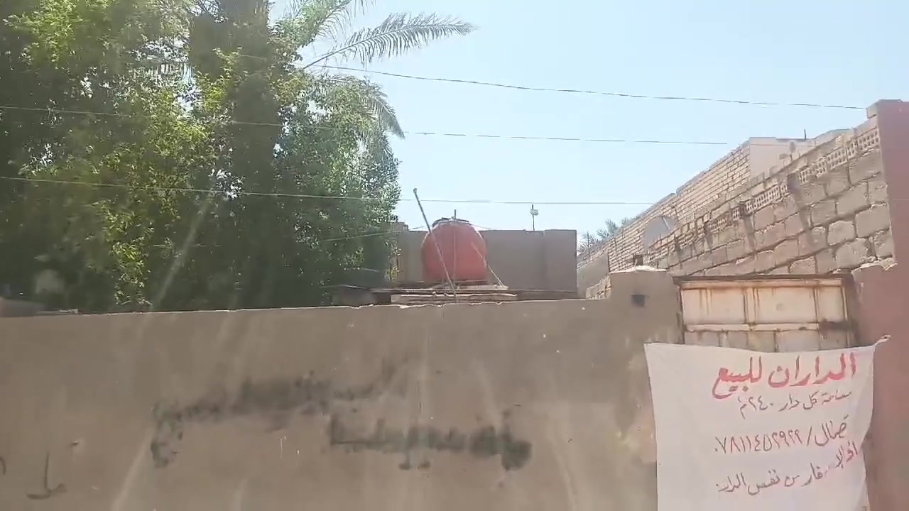سلام عليكم دارين للبيع طابو صرف الموقع شارع السفينه خلف (ام كشه)
مساحت الدار الاول 240 
بناء قديم 

مساحت الدار الثاني 240 
استقبال 9×4
صاله 4×5
مطبخ بارد 8×4 
مطبخ حار 4×3
غرف نوم 4×5
ثانيه 4×5
غرفه خارجيه 4×4
طارمه تسع سيارتين

سعر الدارين 180 مليون قابل للتفاوض 

الاستفسار  ***********
