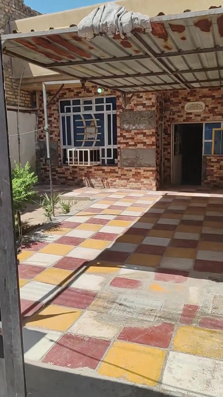 سلام عليكم بيت للبيع مساحه 170 واجه 7 وربع  حي السفير مقابل سكله ابو جمال *********** كراج يتسع ل سيارتين مع الحديقه
