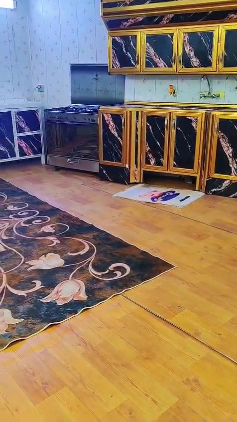 بيت تجاوز في منطقة البنوك شارع الفتلاوي مجمع الأساتذة مساحة ٢٠٠ متر يحتوي على ٢غرف نوم+إستقبال +طرمة ومطبخ وحديقة ومخزن وصحيات عدد ٢ السعر٣٥ رقم ***********
