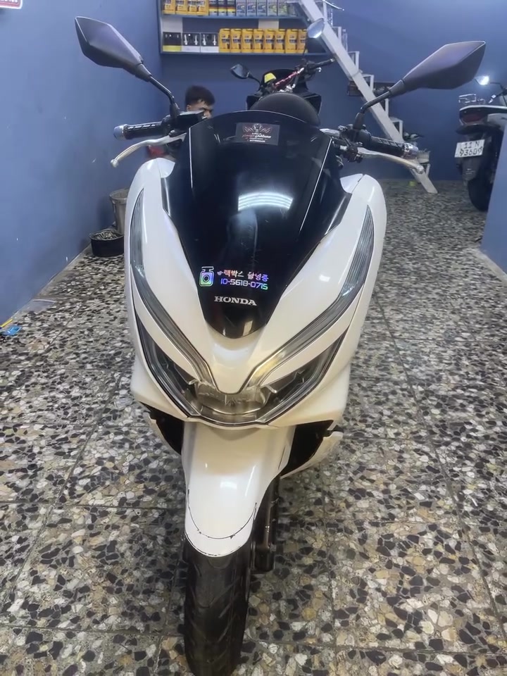HONDA BCX.        150cc
السلام عليكم دراجه بي سي اكس جيل ثالث كوري. مكينه خير من الله مكفوله دراجه نضيفه تخبل عليها ادامه زوج تايرات بنز بريك خلفي واماي بالمكان دهن محسن بانزين محسن دراجه تخبل جيب الف فيتر وتعال افحص مكاني بالغزاليه سعرها 1850   
***********.   متوفر باي وقت
