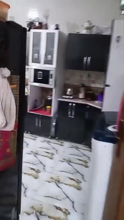 بيتان للبيع في حي الأندلس زبير *********** كل بيت مساحه ٢٥٠ متر بناء كونكريت ٣غرف 
مطبخ حمام داخلي ومحل وكراج ٩في ٩ وديوانيه وغرفه بطابق ثامي
