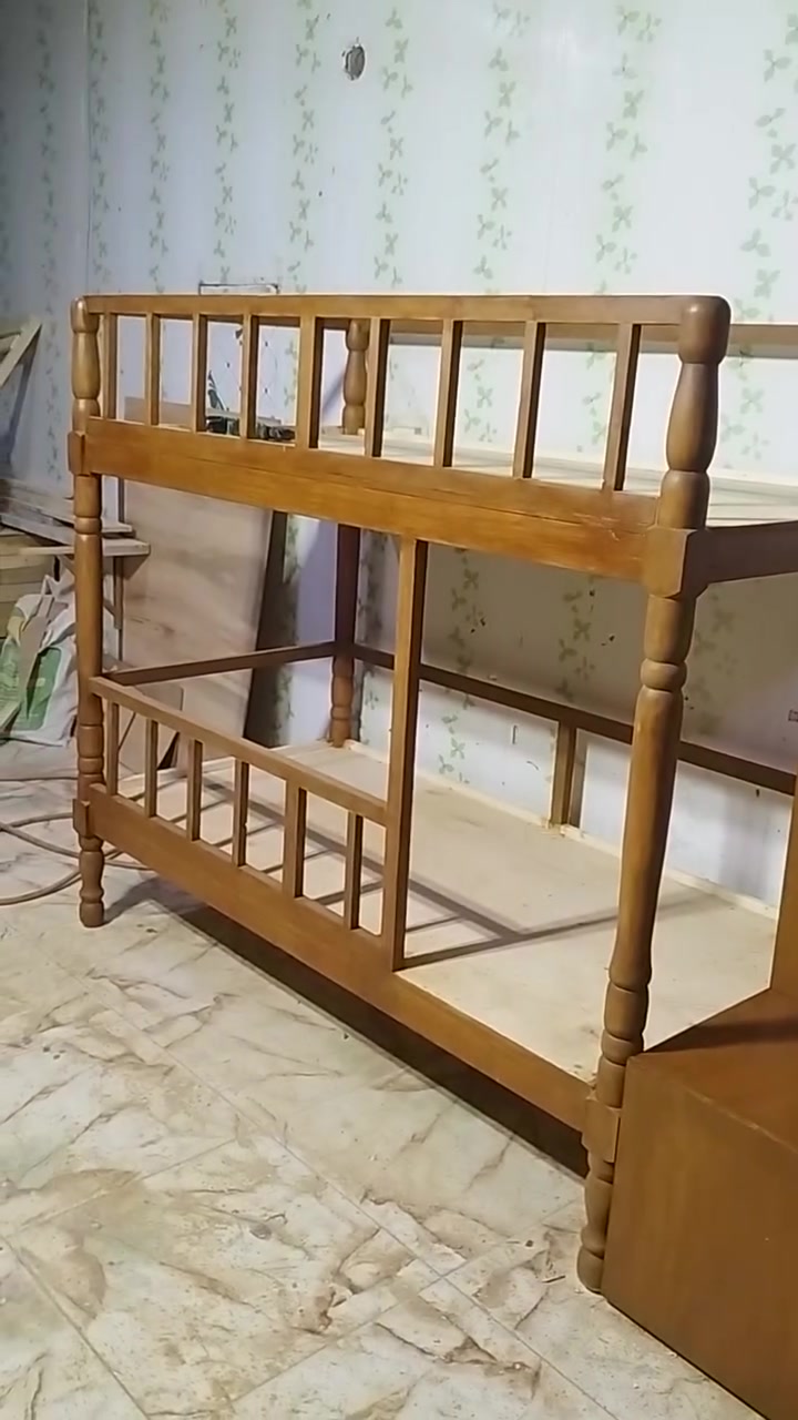 جربايه طابقين شقل حطاطه صبغ صاج للبيع السعر 275 وبي مجال 
ميز زاد اربع كراسي شقل حطاطه تصميم حلو لون عسلي باقي بس الدوشمه مقعد زاد ضهر دوشمه السعر ويه الدوشمه150 بدون دوشمه 100 للتصال ***********
