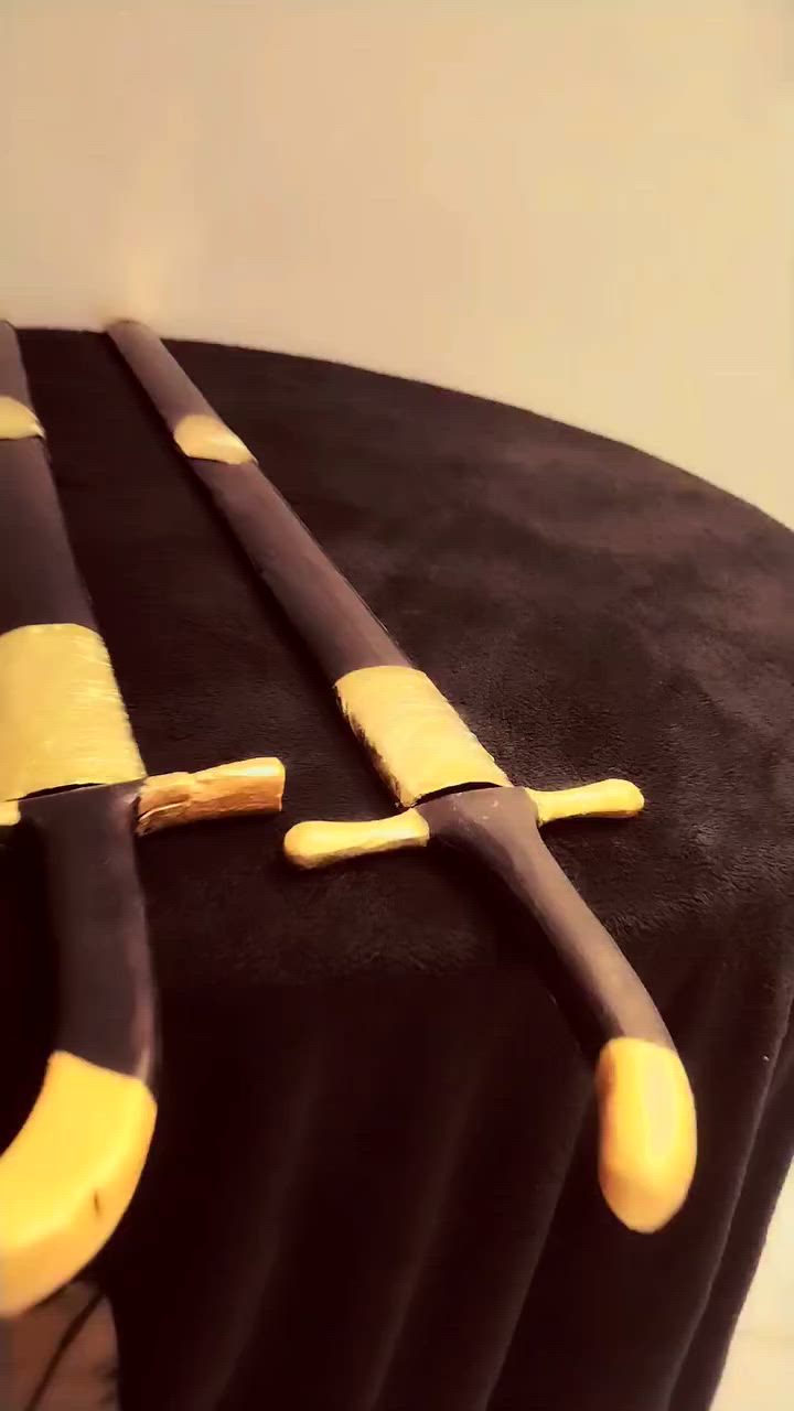 #متجر_الانتيكات_والسيوف
​⚔️ الس يف العربي الأصلي | رمز العراقة والشموخ ⚔️
​اقتنِ قطعة من التاريخ.. يسرّ متجر حمودي أنتيكه أن يقدم لكم السيف العربي الأصيل، تحفة فنية تجمع بين متانة الصناعة وأناقة التصميم.
​✨ مواصفات تليق بأهل الذوق:
​نصلٌ مهيب: مصنوع من أجود أنواع الفولاذ الأصلي لضمان القوة واللمعان. 🗡️
​مقبضٌ استثنائي: مشكّل بإتقان من خشب الجوز الأصلي، ليمنحك ثباتاً وفخامة في الملمس. 🪵
​تصميمٌ متكامل: طول السيف يصل إلى متر20 سانتيم كامل، ليبرز كقطعة ديكور فارهة أو إضافة مميزة لمقتنياتك. 📏
​🛡️ لأصحاب الذوق الرفيع والباحثين عن التميز، هذه القطعة صُممت لتكون واجهتك.
​🚚 نصلك أينما كنت:
تتوفر لدينا خدمة توصيل سريعة  لجميع محافظات العراق. 🇮🇶
​📩 للحجز والاستفسار:
لا تتردد في مراسلتنا عبر الصفحة، أو التواصل المباشر عبر الواتساب:
📲 ***********
