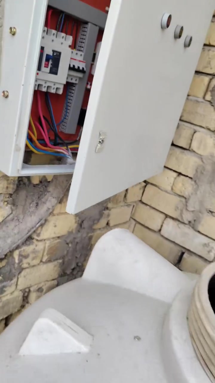 🏡⚡ إنجاز جديد ⚡🏡

تم بحمد الله إكمال جميع الأعمال الكهربائية وتشطيب منزل سكني بمساحة (250) متر مربع في محافظة بابل الحبيبة، بعد تنفيذ متكامل وفق أعلى معايير الجودة والدقة، وبإشراف فريق يمتلك الخبرة والكفاءة في جميع مراحل العمل.

الأعمال المنفذة:
✔️ تمديدات كهربائية متكاملة.
✔️ نصب اللوحة الرئيسية ولوحات التوزيع.
✔️ تمديد البوري والسحب الداخلي.
✔️ سحب الكيبلات والأسلاك وفحصها.
✔️ تنفيذ منظومة الإنارة الداخلية والخارجية.
✔️ تأسيس خطوط المكيفات والسبالت.
✔️ تنفيذ نظام الأيرث (التأريض) لحماية المنزل.
✔️ الفحص والتشغيل النهائي لضمان أعلى درجات الأمان والكفاءة.

في كادر أبو رقية لا نسلّم أي مشروع إلا بعد التأكد من أن كل نقطة كهرباء تعمل بكفاءة، لأن الجودة والأمان هما أساس عملنا.

📍 نعمل في جميع المحافظات وننفذ أعمال:
🏠 المنازل والفلل
🏢 العمارات والمجمعات السكنية
🏨 الفنادق
🏫 الجامعات
🏭 المشاريع التجارية والصناعية

📞 للاستفسار والحجز: ***********

كادر أبو رقية للأعمال الكهربائية والصيانة
عنواننا الجودة… وثقة عملائنا هي أكبر إنجازاتنا.
