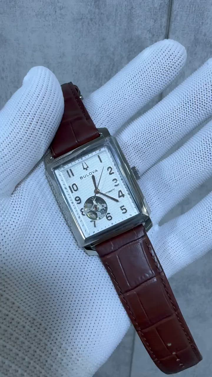 أناقة كلاسيكية لا تُضاهى.. ساعة Bulova المميزة للرجل العصري ⌚✨
هل تبحث عن القطعة التي تكمل إطلالتك الرسمية وتضيف لمسة من الفخامة؟ إليك ساعة "بولوفا" (Bulova) الأوتوماتيكية بتصميمها المربع الفريد وتفاصيلها الدقيقة.
لماذا تختار هذه الساعة؟
 تصميم كلاسيكي: هيكل مربع بتصميم "Vintage" يمنحك حضوراً ملفتاً.
 حركة أوتوماتيكية: دقة عالية دون الحاجة لبطارية، مع نافذة "Open Heart" لتشاهد قلب الساعة ينبض بالحياة.
 خامات فاخرة: ميناء مزخرف بدقة مع حزام جلد طبيعي باللون البني يمنحك راحة وأناقة طوال اليوم.
 لمسة فخامة: مثالية للمناسبات الرسمية، اجتماعات العمل، أو كهدية تليق بمن تحب.


**إذا كنت صاحب هذا الإعلان وتريد حذفه لأي سبب، رجاءا أرسل رسالة إلى الدعم الفني**