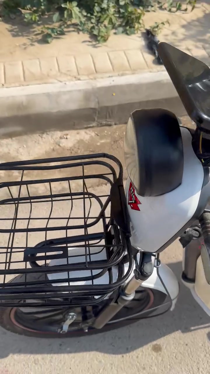 بايسكل شحن حجم 24
سعره مناسب جداً 
خدمي ويفيد 
يشيل وزن ١٠٠ 
***********
