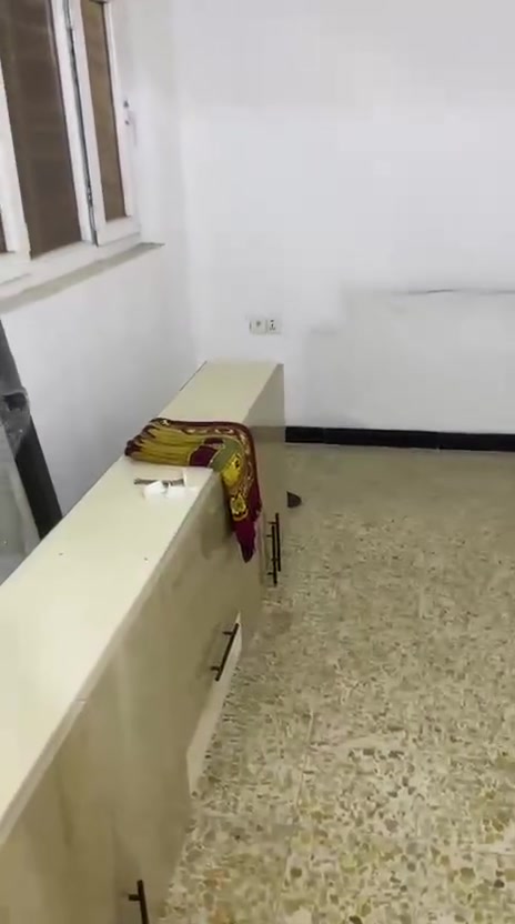 شقة للايجار طابق اول 
العنوان حي القاهرة الظباط 📍
تحتوي على صالة مطبخ غرفة نوم خدمات 
للاستفسار: ***********☎️
