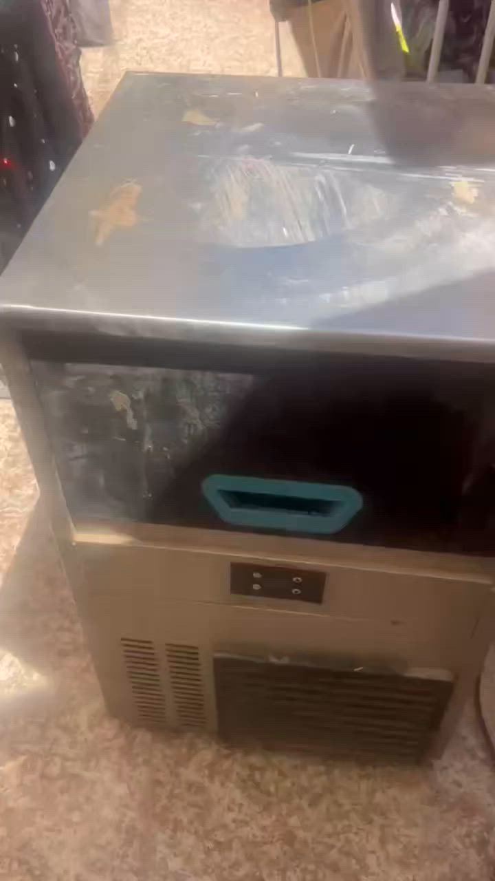 مكينه  مكعبات ثلج  للبيع
نضيفه وشغاله 
***********
