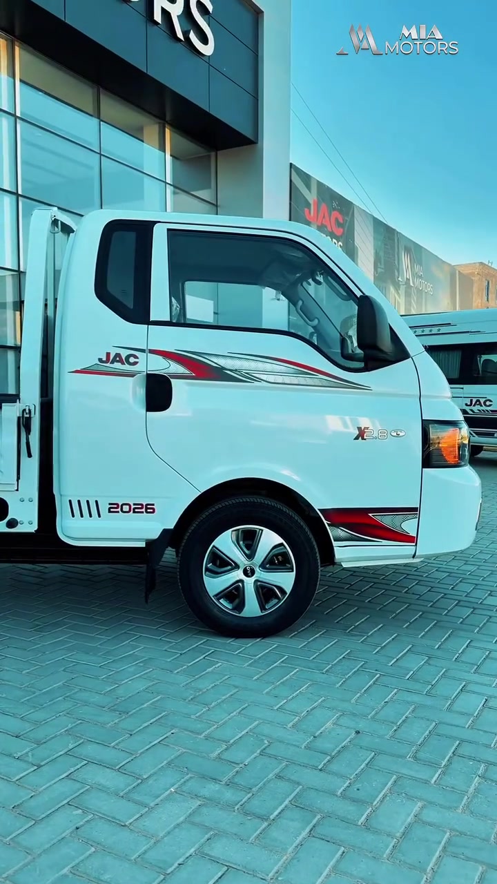 🚚 مو كل سيارة حمل تتحمل ضغط الشغل اليومي... بس JAC X200 صُممت حتى تشتغل وياك كل يوم بدون تردد.

إذا كنت تبحث عن سيارة حمل تجمع بين الاقتصادية، التحمل، وسعة التحميل الجيدة، فإن JAC X200  تقدم مواصفات عملية تناسب احتياجات النقل والتوزيع والعمل اليومي.

✅ أهم المواصفات:
محرك 2.8  لتر توربو ديزل.
حمولة تصل إلى 1750  كغم.
وزن إجمالي مع الحمل 3525  كغم.
صندوق خلفي واسع بطول 3 متر.
قدرة حصانية : 92  حصان ( تعتبر الأعلى في فئتها ) 
سرعة قصوى تصل إلى 120 كم/ساعة.
إطارات خلفية مزدوجة (دبل) لثبات أفضل عند التحميل.
خزان وقود بسعة 68 لتر.
مقاعد جلد.
مقود هيدروليكي (Power Steering).
وسائد هوائية + نظام ABS.
زجاج كهربائي وقفل مركزي.

📍 عناوين الفروع:
فرع عويريج (الرئيسي)
العنوان: بغداد - عويريج - قرب مخابز باب الأغا.
أوقات الدوام : 8 صباحاً – 4 مساءً

للتواصل :
الرقم الموحد: 7995
***********
***********
***********

فرع معارض البياع
العنوان: بغداد - معارض البياع - الشارع الثاني.
أوقات الدوام : 12 ظهراً – 8 مساءً
للتواصل:
***********

قسم قطع الغيار
***********
أوقات الدوام : 8 صباحاً – 4 مساءً

ملاحظة: فريقنا جاهز تماماً للرد على جميع اتصالاتكم واستفساراتكم خلال ساعات العمل الرسمية. يسعدنا تواصلكم معنا! 🌹
