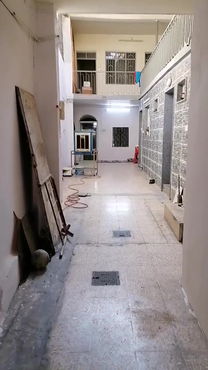 بيت للبيع مساحه 120 متر  باص يتكون من اربع غرف وصحيات كل سيرميك وسقوف ثانويه بيت نضيف وجاهز للسكن شرقي في حي الزنجيلي قرب تكيه المصطفى  السعر 90 وبينو مجال لااتصال على الرقم *********** بيع مستعحل لان عندي ضرف خاس ومحتاج مبلغ تحياتي لكم
